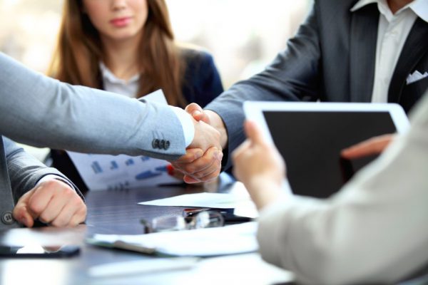 Nhân viên hỗ trợ kinh doanh cần giải đáp câu hỏi của khách hàng khi họ thắc mắc về dịch vụ Nhân viên hỗ trợ kinh doanh cần giải đáp câu hỏi của khách hàng khi họ thắc mắc về dịch vụ