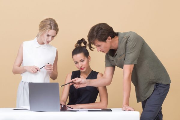 Tạo ra sự tin tưởng d&agrave;nh cho nh&acirc;n vi&ecirc;n gi&uacute;p n&acirc;ng cao hiệu suất c&ocirc;ng việc