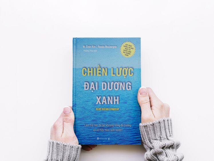 Chiến lược đại dương xanh của tác giả W. Chan Kim & Renee Mauborgne xuất bản năm 2004