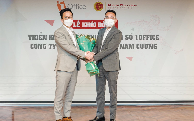 Đại diện tập đoàn Nam Cường và 1Office trao hoa mừng buổi lễ khởi động triển khai chuyển đổi số
