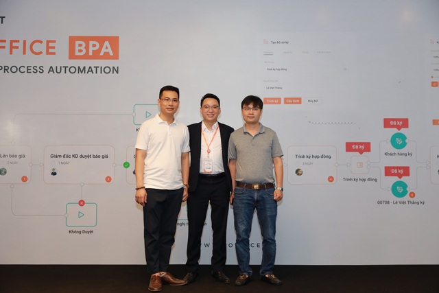 Co-Founder Chu Tiến Long cùng các khách hàng