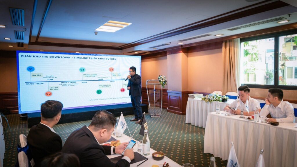 Những cuộc gặp với khách hàng là công việc không thể thiếu của ngành BĐS