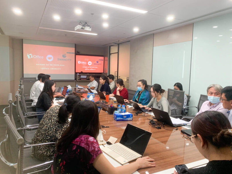 Swancity đ&atilde; tổ chức buổi kick-off chuyển đổi số d&agrave;nh cho tập thể c&aacute;n bộ từ c&aacute;c ph&ograve;ng ban