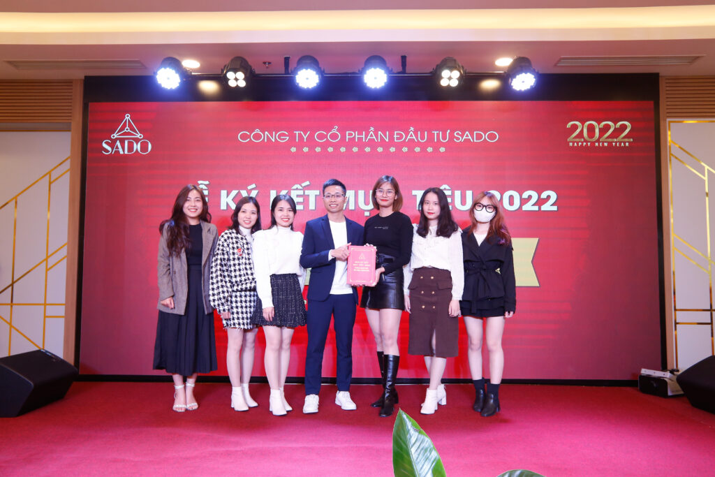 Tập thể nh&acirc;n vi&ecirc;n C&ocirc;ng ty Cổ phần Đầu tư SADO trong sự kiện k&yacute; kết mục ti&ecirc;u năm 2022