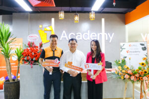 Ông Việt Thắng & ông Nam Tiến & bà Thu Hà (từ trái qua phải) chụp ảnh kỷ niệm trong lễ khai trương