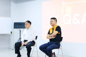 Ông Nam Tiến và ông Việt Thắng cùng giải đáp những thắc mắc của khách mời