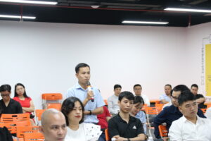 Kh&ocirc;ng kh&iacute; thảo luận s&ocirc;i nổi tại hội trường Academy 
