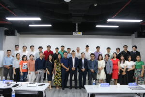 Kh&aacute;n giả c&ugrave;ng c&aacute;c vị diễn giả chụp ảnh lưu niệm kết th&uacute;c sự kiện 