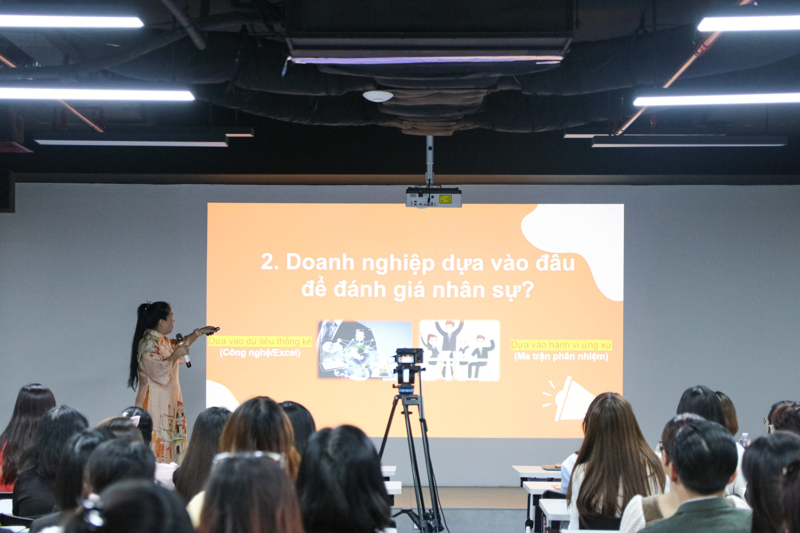 Diễn giả Đoàn Vân Anh chia sẻ tại sự kiện