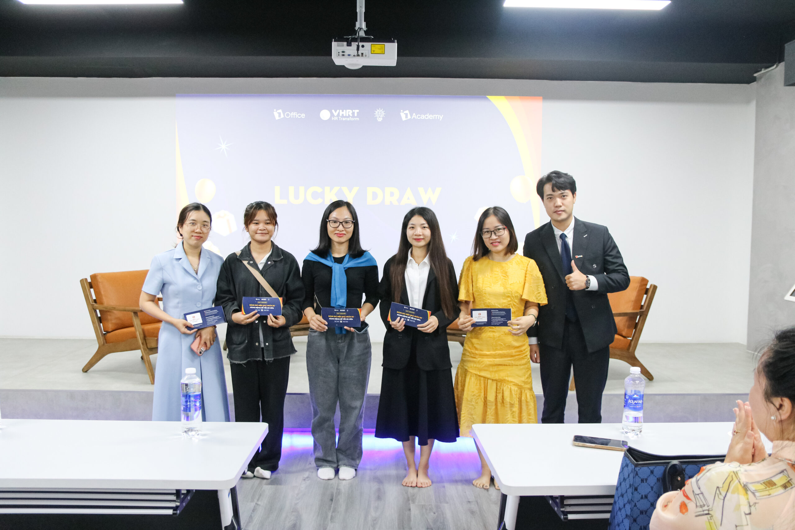 Những vị khách may mắn nhận quà tặng trong chương trình