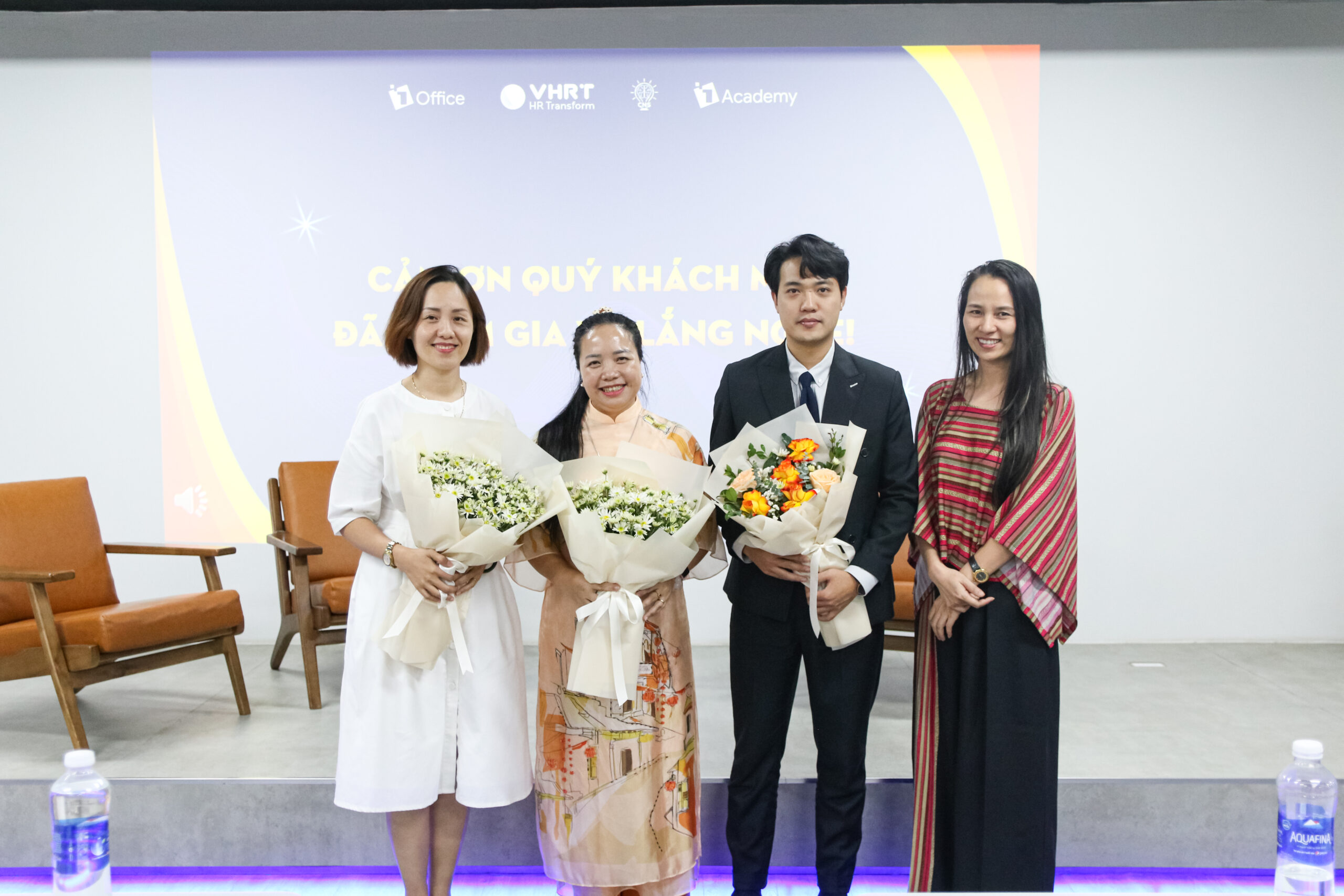 Bà Phạm Thị Thu Hà (COO 1Office) cùng 3 vị diễn giả tại Workshop: “Đánh giá hiệu quả nhân sự - Hành động để tối ưu hoá”