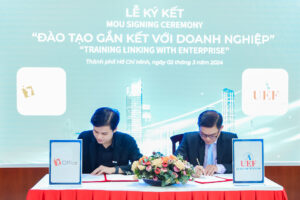 Đại diện Trường UEF và đại diện 1Office đặt bút ký thoả thuận hợp tác