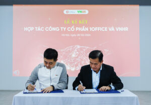 &Ocirc;ng L&ecirc; Việt Thắng - CEO 1Office v&agrave; &ocirc;ng L&ecirc; Hồng Ph&uacute;c - Chủ tịch VNHR ch&iacute;nh thức đặt b&uacute;t k&yacute; kết hợp t&aacute;c 