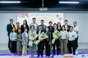 Đại diện 1Office v&agrave; VNHR chụp ảnh kỷ niệm trong buổi lễ k&yacute; kết