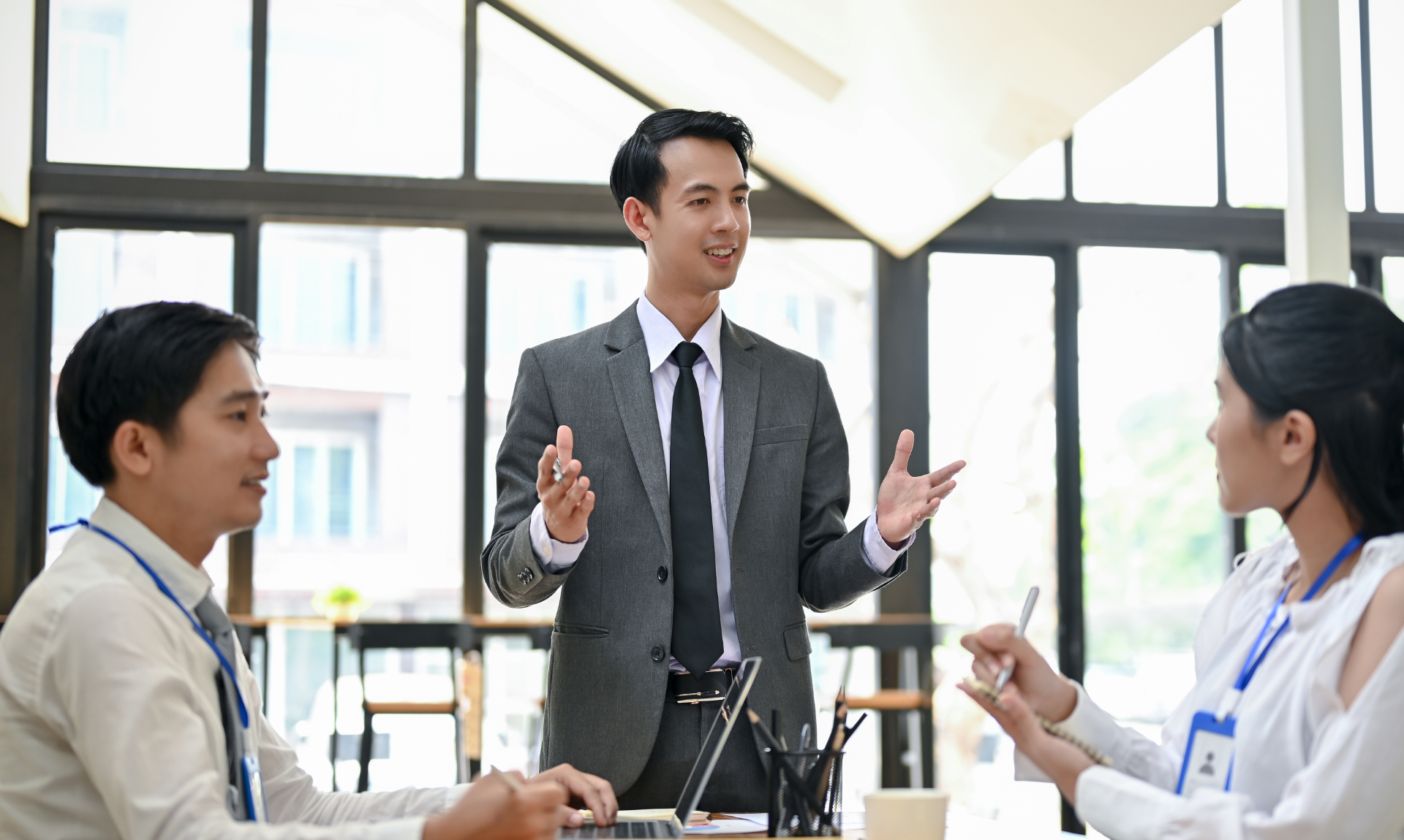 Ưu điểm v&agrave; nhược điểm của l&atilde;nh đạo chuyển đổi