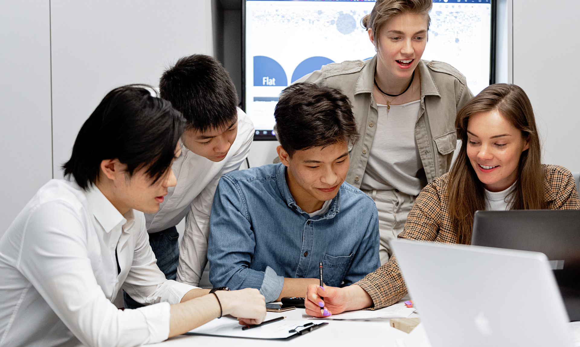T&ecirc;n c&aacute;c giải thưởng cho nh&acirc;n vi&ecirc;n cuối năm 