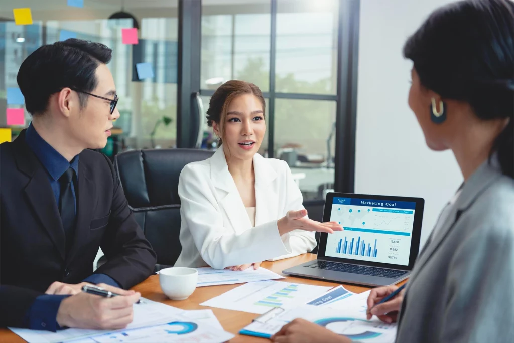Ban lãnh đạo và bộ phận tài chính kế toán