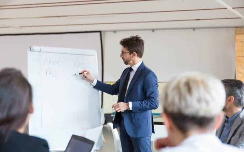 Training l&agrave; g&igrave; - Lựa chọn h&igrave;nh thức v&agrave; nội dung đ&agrave;o tạo ph&ugrave; hợp